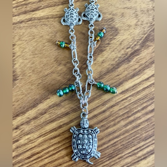 🆕NWOT HANDMADE “5 TURTLE” NECKLACE. 17” LONG IN SILVER TONE. ACCENT BEADS-GREEN - Picture 3 of 6